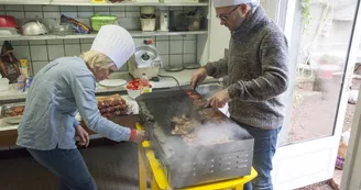 Manoir de "La Grand'Cour" et sa ferme pédagogique Manoir de "La Grand'Cour" et sa ferme pédagogique