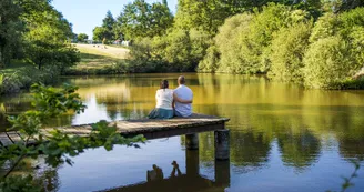 couple-etang-balade-hebergement-clos-du-marais-chemille-cea-osez-mauges-anjou-©F.Crampon (12)