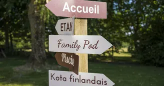 kota-finlandais-clos-du-marais-chemille-panneau-direction