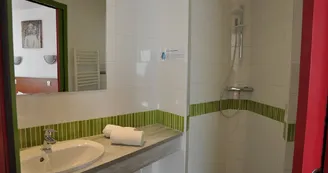salle-de-bain-brit-azur-hotel-saint-andré-de-la-marche-angers-nantes-anjou-osezm
