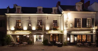 Hôtel La Croix Blanche Fontevraud - Façade de l'hôtel-restaurant de nuit_1 Hôtel La Croix Blanche Fontevraud - Façade de l'hôtel-restaurant de nuit_1