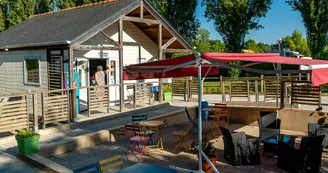 Terrasse  - camping le Pont des Fées - Baugé-en-Anjou