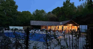 Camping La Vallée des Vignes - Bar_restaurant et piscine by night.jpg - La piscine et le bar-restaurant_6 Camping La Vallée des Vignes - Bar_restaurant et piscine by night.jpg - La piscine et le bar-restaurant_6