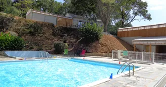 Les campeurs bénéficient de tarifs préférentiels pour profiter de la piscine.