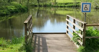 Ponton partagé à l'étang de la Coudraye à Saint Lambert du Lattay
