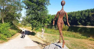 loire-velo-sculpture-marcheuse-savard-mauges-sur-loire-anjou