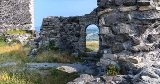 Tour et ruines du château de La Roche