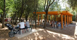 Aire de pique nique et aire de jeux sur le Grand site de l'Aven d'Orgnac Aire de pique nique et aire de jeux sur le Grand site de l'Aven d'Orgnac