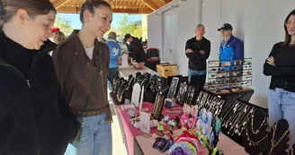 Tous les dimanches c'est jour de marché sous la Halle Tous les dimanches c'est jour de marché sous la Halle