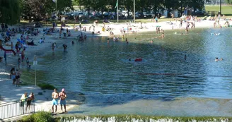 vue de l'ensemble de la plage avec baigneurs