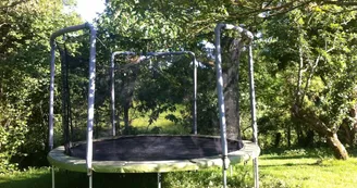 moutiers-sous-argenton-gite-domaine-angelou-trampoline