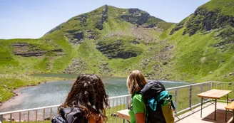 Profiter de la terrasse du refuge avec vue sur le lac d'Arlet