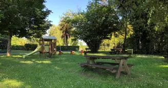 Les tables de pique-nique à l'ombre