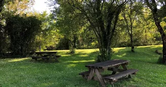 Les tables de l'aire de pique-nique du Duellas