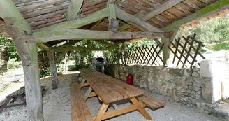 Le barbecue près de la piscine Le barbecue près de la piscine