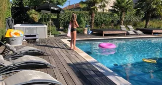 Gîte-Le-Guinot-piscine-enfant
