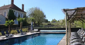 Gîte-Le-Guinot-piscine-transat