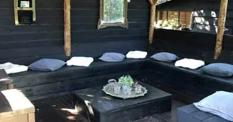 Gîte-Le-Guinot-salon-extérieur