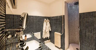 domaine-ecrin-lumiere-douche-ronde-campsegret-tourisme