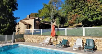 la piscine sécurisée par une clôture