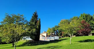 le grand parc avec la piscine en fond