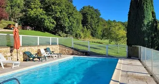 la piscine et la campagne à perte de vue