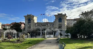 Gare du Midi - Biarritz - Vue depuis le jardin public. Gare du Midi - Biarritz - Vue depuis le jardin public.