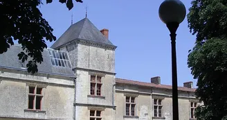Parc-du-chateau---vue-chateau-renaissance-Isabelle-Joachim-mairie-Coulonges-sur-l-Autize Parc-du-chateau---vue-chateau-renaissance-Isabelle-Joachim-mairie-Coulonges-sur-l-Autize