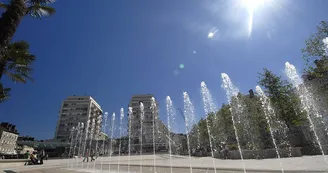 Place Clemenceau - Pau - jets d'eau Place Clemenceau - Pau - jets d'eau