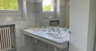 chambre avec salle de bain privative