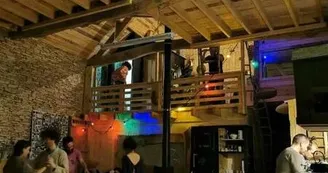 la mezzanine avec son filet tendu et ses deux hamacs