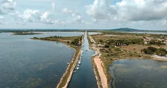 La pointe des Onglous et le canal du Midi à Marseillan La pointe des Onglous et le canal du Midi à Marseillan