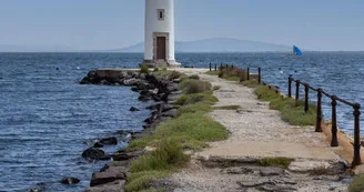 La pointe des Onglous et le canal du Midi à Marseillan La pointe des Onglous et le canal du Midi à Marseillan