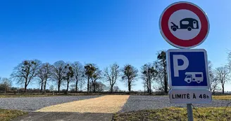 Aire de stationnement avec signalétique