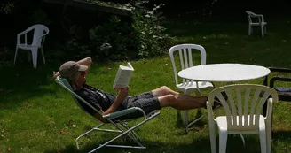 Profiter d'un bon livre dans le jardin