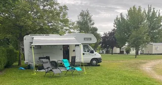 Emplacement pour camping-car au camping Les Naïades Emplacement pour camping-car au camping Les Naïades