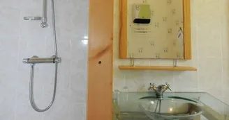salle de bain de la chambre