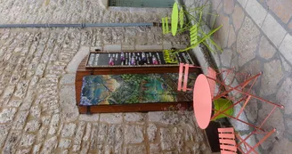 Prendre un verre au frais rue basse