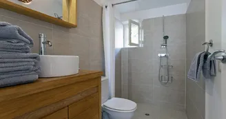 Le Petit Rougadou salle de douche