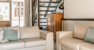 vakantiehuis-normandie-la-bastide-woonkamer-licht interieur-leren-bankstellen-64