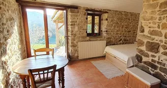 Coin salle à manger et chambre