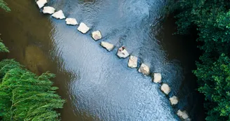 GR365_Pas_japonais_sur_la_riviere_l_Ernee-Andouille