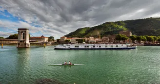 Bateau de croisière à Tournon-sur-Rhône