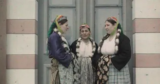 Trois femmes juives de Thessalonique avec le tablier dans la poche