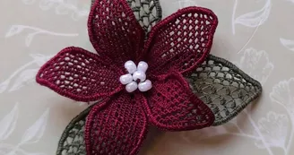 Broche Poinsettia. Création et réalisation: Véronique Thomazo