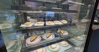 Coffee_and_tea_Vitrine gâteaux_Courseulles