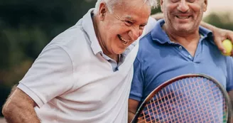Amis jouant au tennis Amis jouant au tennis