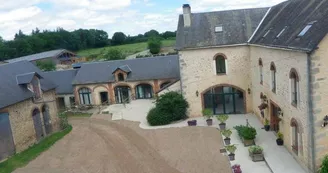 Gîte de groupe Domaine de Meslay - Fyé - cour