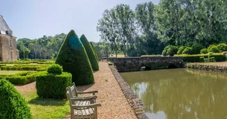 Château-de-Villaines-douves et ifs Château-de-Villaines-douves et ifs
