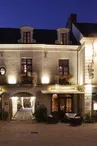 Hôtel La Croix Blanche Fontevraud - Façade de l'hôtel-restaurant de nuit_1